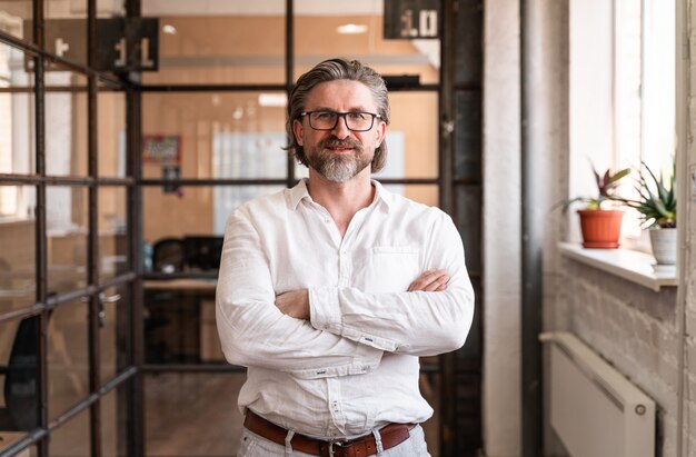 Retrato do empresário sênior. homem de negócios bonito trabalhando no escritório da empresa