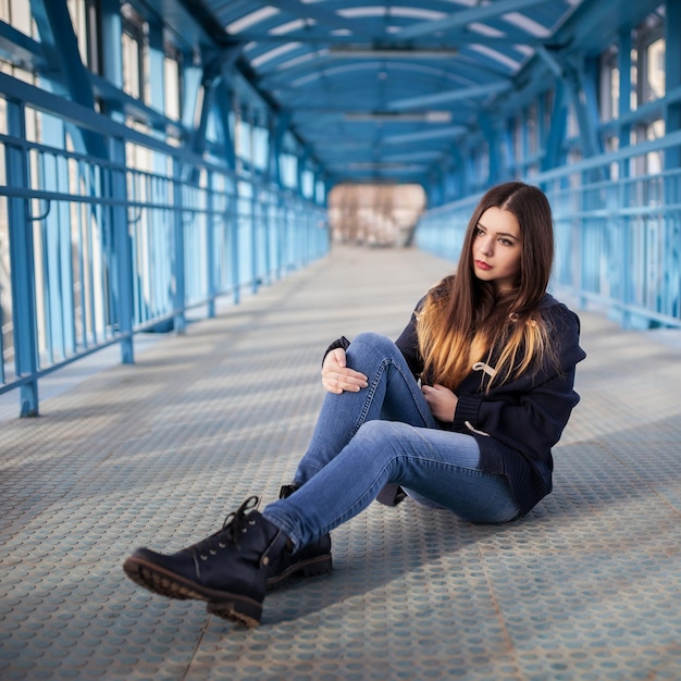 Retrato do estilo de vida ao ar livre de uma jovem bonita vestindo um estilo grunge hipster no meio urbano