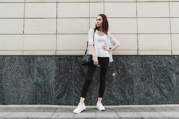 Retrato do estilo de vida feminino na cidade. Foto de alta qualidade