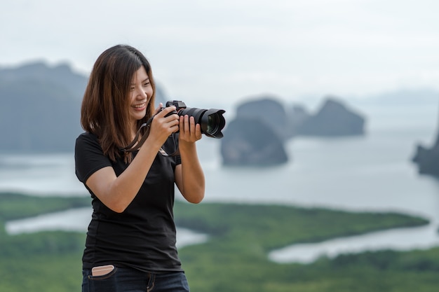 Retrato do fotógrafo ou o turista sobre a paisagem fantástica