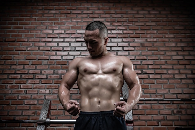 Retrato do grande músculo do homem asiático no ginásioTailândiapessoasTreino para uma boa saúdeTreinamento com peso corporalFitness no conceito de ginásio