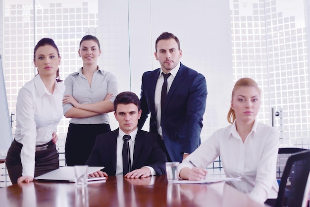 retrato do grupo de equipe de pessoas de negócios no escritório moderno e brilhante
