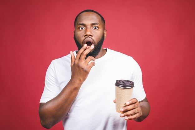 Retrato do homem afro-americano chocado no estúdio. Homem negro com expressão surpised.