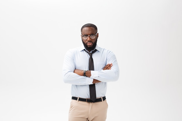 Retrato do homem afro-americano novo irritado ou irritado na camisa de polo branca que olha a câmera com expressão desagradada.