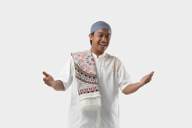 Retrato do homem asiático muçulmano cumprimentando e dando boas-vindas ao gesto no Ramadã.