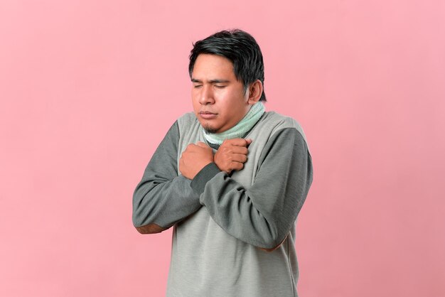 Retrato do homem asiático tremendo tremendo e sentindo frio