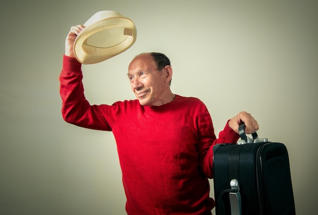 Foto retrato do homem mais velho engraçado com bolsa de viagem