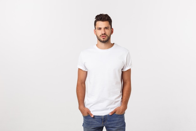 Foto retrato do homem novo de sorriso em uma camiseta branca isolada no branco.