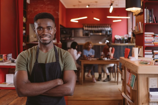 Retrato do jovem dono de restaurante - gerente em uma cafeteria