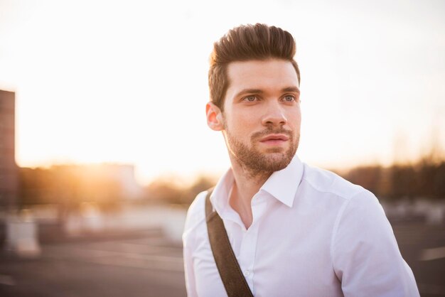 Retrato do jovem empresário ao pôr do sol