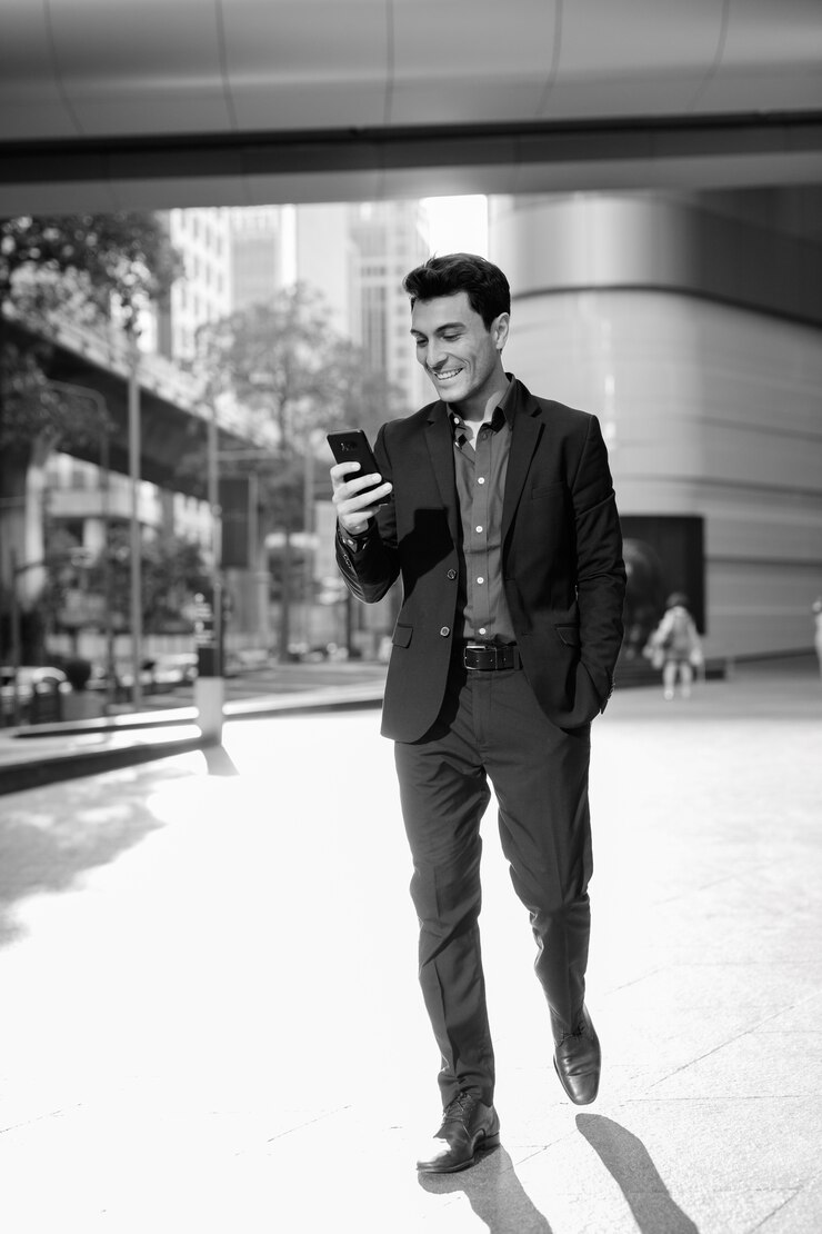 Foto retrato do jovem empresário hispânico bonito fora do prédio em preto e branco