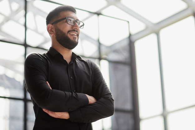 Retrato do jovem empresário sorridente no escritório