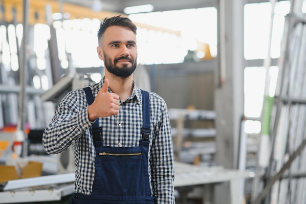 Foto retrato do jovem engenheiro profissional da indústria pesada