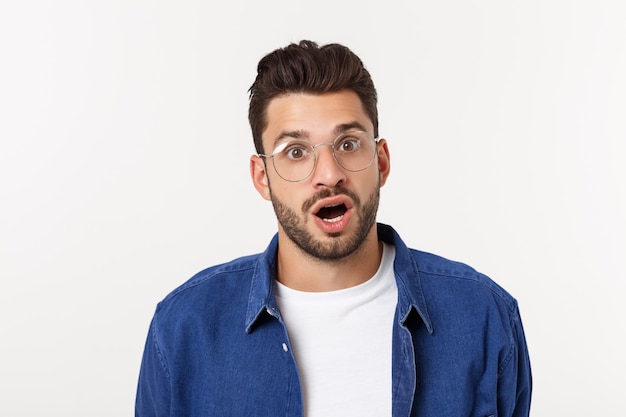 Retrato do jovem feliz sorridente homem bonito, isolado no branco