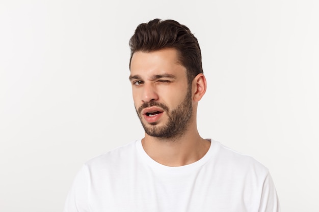 Retrato do jovem feliz sorridente homem bonito, isolado no branco