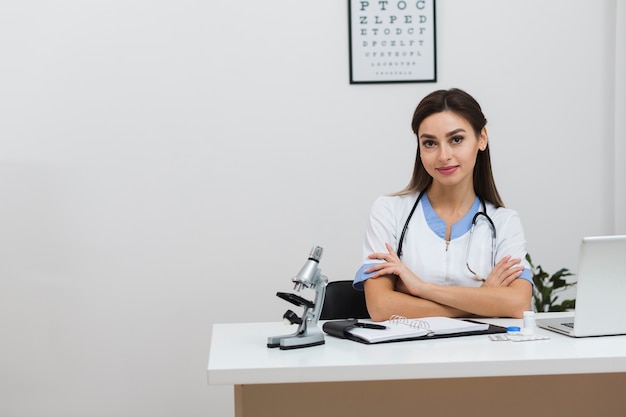 Foto retrato do jovem médico feminino