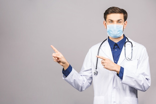 Retrato do jovem médico na máscara