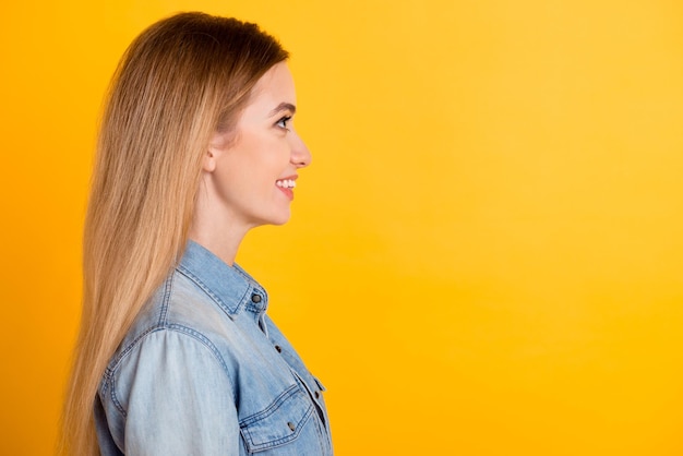 Retrato do lado do perfil de uma linda e atraente garota alegre e atraente isolada sobre fundo de cor vibrante