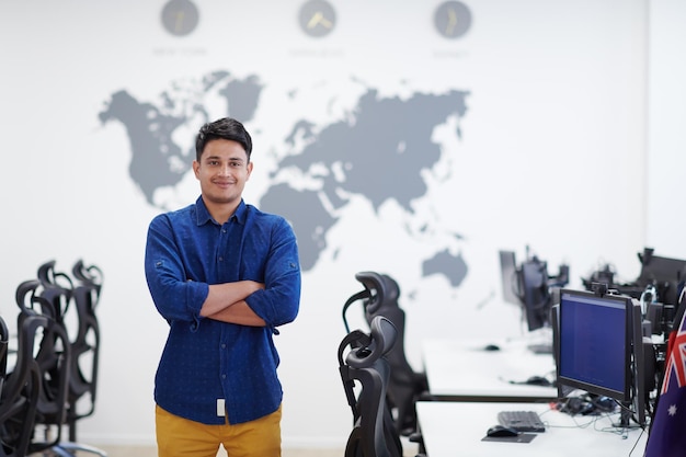 retrato do líder de homens de negócios indianos asiáticos casuais com confiança no espaço de co-trabalho, conceito de inicialização de pequenas empresas