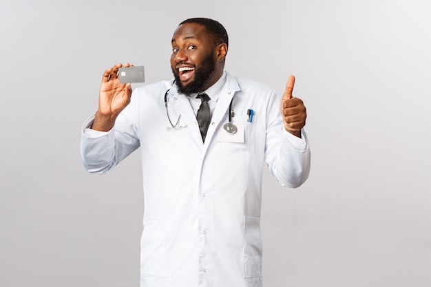 Retrato do médico afro-americano ou médico de uniforme branco.