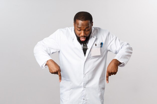 Retrato do médico afro-americano ou médico de uniforme branco.