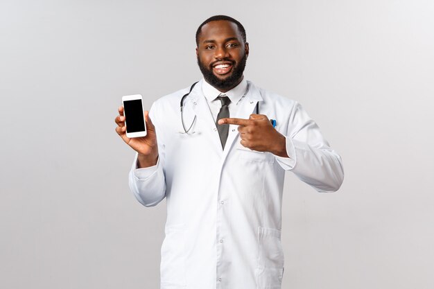 Retrato do médico afro-americano ou médico de uniforme branco.