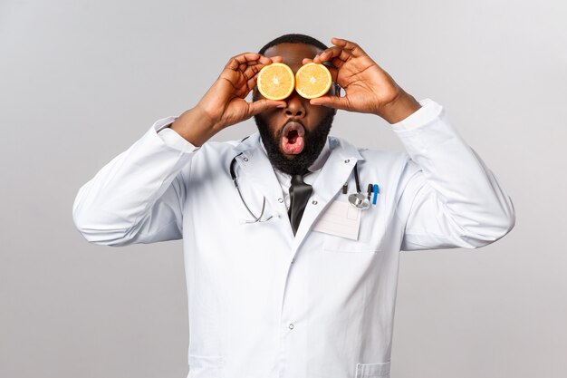 Retrato do médico afro-americano ou médico de uniforme branco.