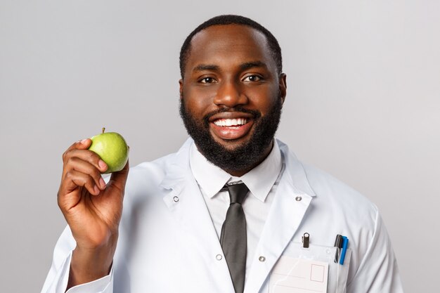 Retrato do médico afro-americano ou médico de uniforme branco.