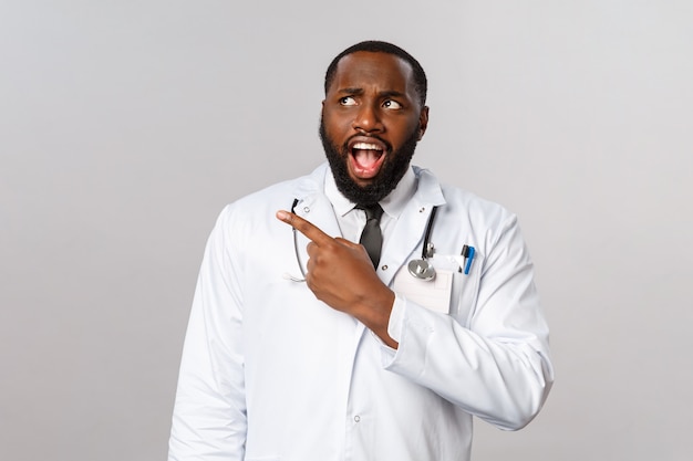 Retrato do médico afro-americano ou médico de uniforme branco.