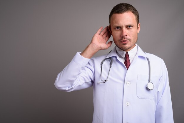 Foto retrato do médico bonito homem cinza