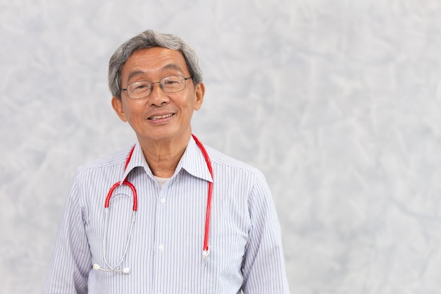 Retrato do médico chinês velho saudável idoso asiático em pé sorriso com espaço para texto.