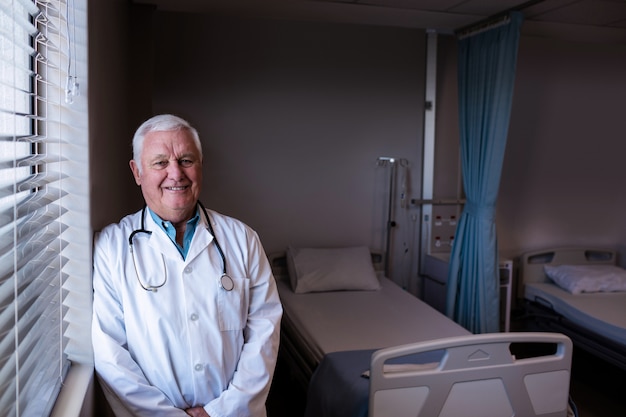 Foto retrato do médico homem encostado na enfermaria