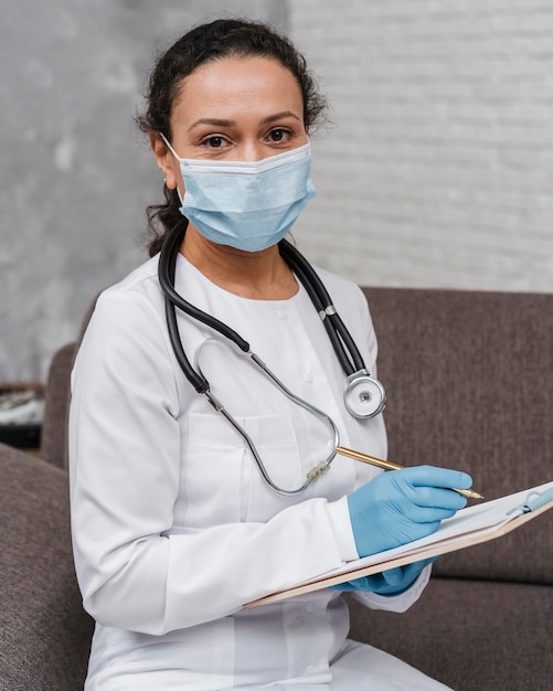 Retrato do médico preenchendo um formulário médico