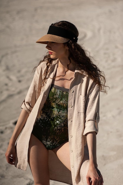 Foto retrato do modelo de menina bonita em roupas casuais de verão no fundo da natureza