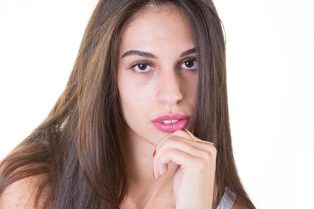 Retrato do modelo de menina de beleza linda mulher em fundo branco