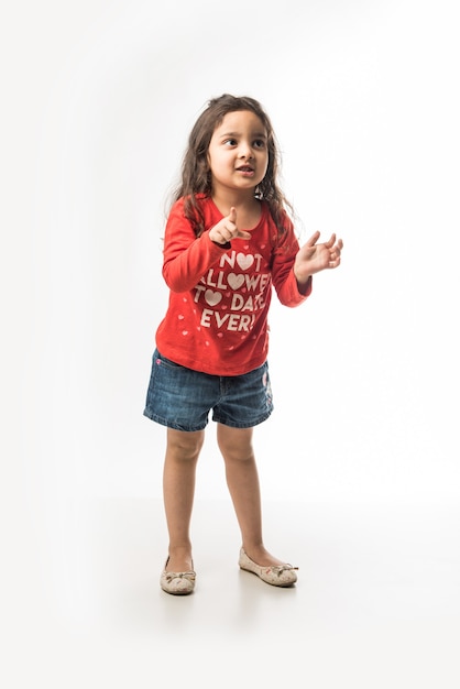 Retrato do modelo de uma menina indiana bonitinha, isolado sobre um fundo branco