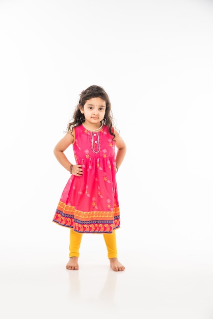 Foto retrato do modelo de uma menina indiana bonitinha, sentado isolado sobre um fundo branco