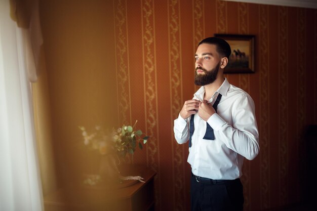 Retrato do noivo elegante de terno Preparação matinal do noivo Manhã do noivo Dia do casamento