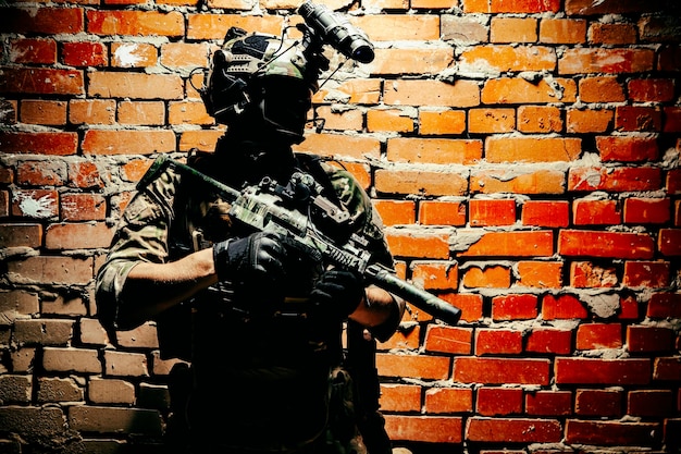 Foto retrato do ombro das tropas de elite do exército soldado antiterrorista capacete da equipe tática com termovisor escondendo o rosto atrás da máscara rifle de assalto armado
