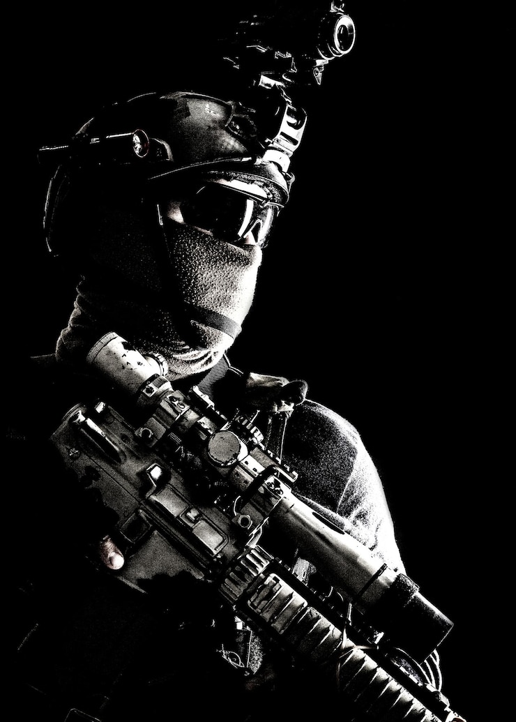 Foto retrato do ombro de tropas de elite do exército atirador de equipe tática antiterrorista atirador usando capacete com termovisor, escondendo o rosto atrás de máscara armada rifle com escopo óptico estúdio atirar em preto