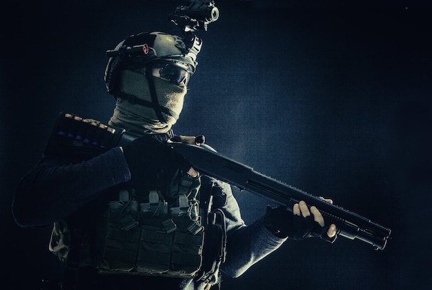 Retrato do ombro de tropas de elite do exército soldado equipe tática antiterrorista com capacete de espingarda com termovisor escondendo o rosto atrás de máscara rifle armado com escopo óptico estúdio atirar em preto