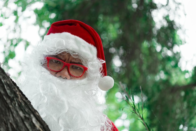 Retrato do papai noel na luz do bokeh sob a árvoreTailândia pessoasEnviaram felicidade para criançasFeliz natalBem-vindo ao inverno