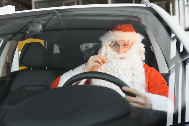 Retrato do Papai Noel. Papai Noel está dirigindo o carro dele