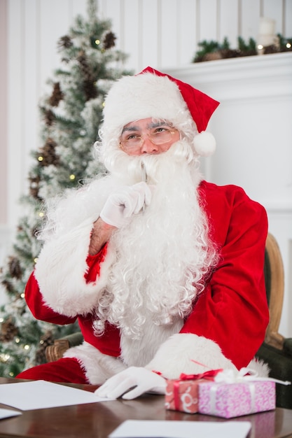 Retrato do Papai Noel respondendo a cartas de Natal