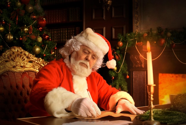 Retrato do Papai Noel respondendo a cartas de Natal.