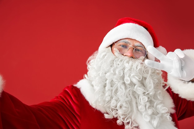 Retrato do papai noel tirando uma selfie