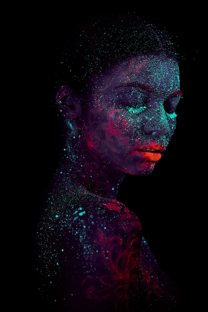 Retrato do perfil de um alienígena linda garota. Arte corporal ultravioleta azul céu noturno com estrelas e água-viva-de-rosa