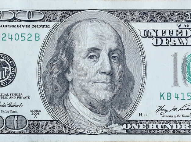 Retrato do presidente dos eua, benjamin franklin, na nota de 100 dólares