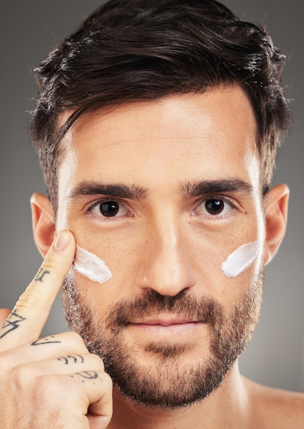 Retrato do produto de cuidados com a pele do homem e creme no rosto para o bem-estar natural da pele, beleza cosmética e saúde da pele no estúdio Protetor solar, proteção contra rugas nos olhos e loção orgânica para cuidados com a saúde facial