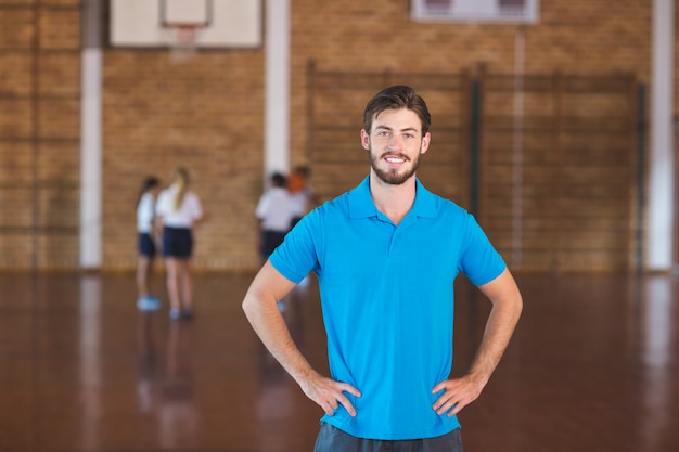 Foto retrato do professor de esportes na quadra de basquete